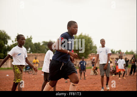 Mali, Africa - nero di persone che giocano a calcio vicino a Bamako Foto Stock