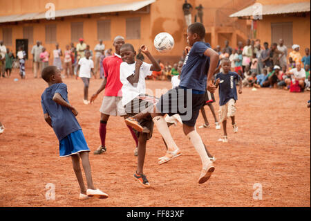 Mali, Africa - nero di persone che giocano a calcio vicino a Bamako Foto Stock