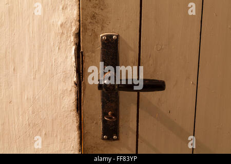 La maniglia di una porta del seminterrato Foto Stock