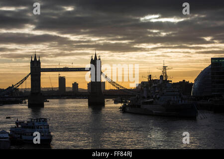 Tramonto su Tower Bridge, Londra centrale. Il Tower Bridge è diventato un simbolo iconico di Londra che attraversa il fiume Tamigi. Foto Stock