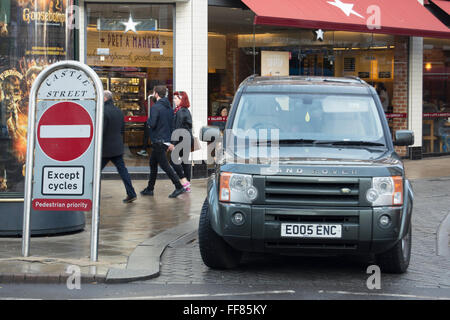 Veicolo illegalmente parcheggiato a Kingston, Surrey, Inghilterra, su strada con nessuna voce eccetto cicli e pedonale segni di priorità Foto Stock
