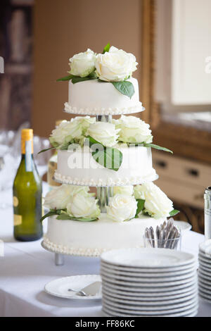 Bianco torta di nozze con rose bianche Foto Stock