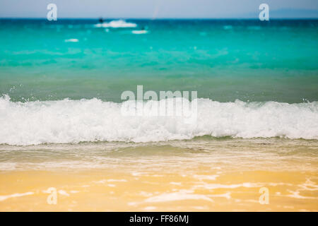 Fresco del mare oceano onde il lavaggio di sabbia gialla. Foto Stock