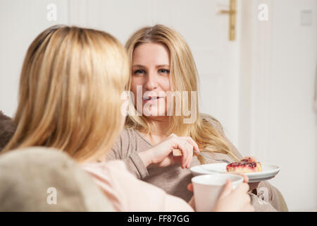 Due donna bionda in un caffè gossip Foto Stock