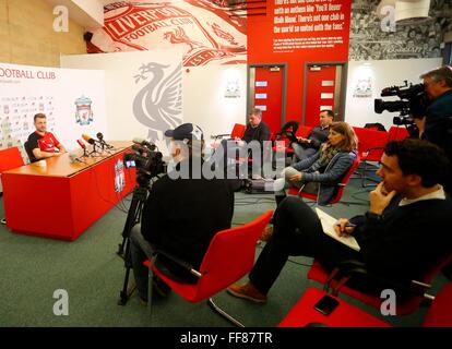 Liverpool portiere belga Simon Mignolet (L) parla ai media durante una conferenza stampa presso la formazione Melwood Terreno in Liverpool, nord ovest della Gran Bretagna il 11 febbraio 2016. Foto: Lindsey Parnaby/dpa Foto Stock