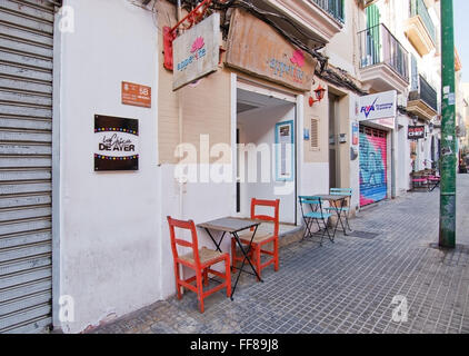 Due autentici set di sedie e tavoli semplici al di fuori del piccolo ristorante a Santa Catalina in Palma de Mallorca, Spagna Foto Stock