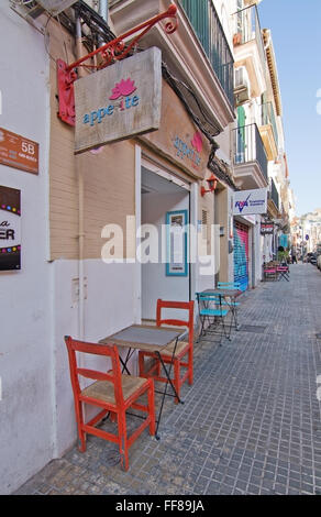 Due autentici set di sedie e tavoli semplici al di fuori del piccolo ristorante a Santa Catalina in Palma de Mallorca, Spagna Foto Stock