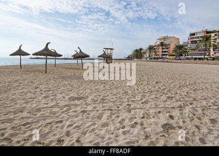 Can Pastilla Visualizza su alberghi, ristoranti e le persone in bicicletta lungo il percorso sul mare con ampia spiaggia di sabbia. Foto Stock