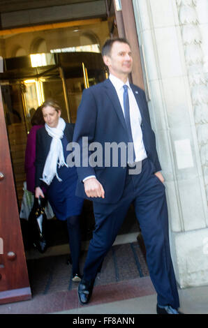 Londra, Regno Unito. Xi Febbraio 2016. Jeremy Hunt lascia 4 Millbank dopo la presentazione di NHS Junior medici contratto nella Casa del Parlamento, Westminster. Credito: JOHNNY ARMSTEAD/Alamy Live News Foto Stock