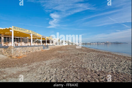 Vuoto ristorante sulla spiaggia Playa d'en Bossa su un soleggiato inverno mattina sul dicembre 17, 2015 in Ibiza, Spagna. Foto Stock