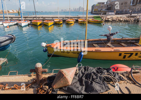 TEL AVIV, Israele - 2 Marzo 2015: il piccolo porto e le barche sotto la vecchia Jaffa e Tel Aviv in rassegna. Foto Stock