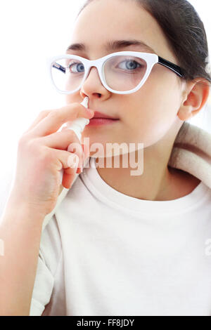 Il Qatar e freddo, gocciolamento nasale bambino malato. Allergia ai pollini, ragazza il gocciolamento del naso. Malata gocciolamento gocce nasali Foto Stock