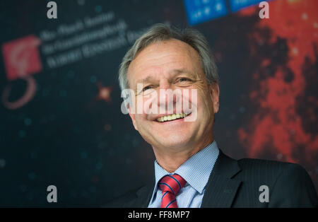 Il Professor Karsten Danzmann, direttore dell'Istituto Max Planck per la Fisica della Gravitazione (Albert Einstein Institute), sorridente nel corso di una conferenza stampa presso l'Università Leibniz di Hannover, Germania, 11 febbraio 2016. Spazio i ricercatori dicono di avere direttamente ha dimostrato l'esistenza di onde gravitazionali per la prima volta. L'astrofisici dall'Osservatorio Ligo negli Stati Uniti hanno presentato la loro scoperta a Washington. Scienziati provenienti dalla Germania sono anche stati coinvolti nel progetto. Foto: JULIAN STRATENSCHULTE/DPA Foto Stock