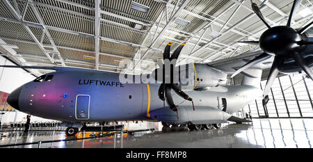Wunstorf, Germania. Xi Febbraio, 2016. Il nuovo aereo da trasporto militare Airbus A400M sorge nella manutenzione e servizio di aeromobili hall presso la Luftwaffe airbase in Wunstorf, Germania, 11 febbraio 2016. La Luftwaffe è di nuovo Airbus A400MS sono ora essendo supportato e mantenuto dalla Airbus-Support-centro situato sull'airbase. Circa 50 dipendenti sono assegnati per fornire assistenza relativa all'aeromobile sul sito. Foto: HOLGER HOLLEMANN/dpa/Alamy Live News Foto Stock