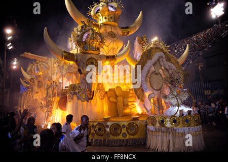 Una sfilata galleggiante dal Vila Isabel samba scuola esegue in Sambadrome durante il carnevale di Rio Febbraio 8, 2016 a Rio de Janeiro in Brasile. Vila Isabel parata del tema di questo anno è stato un inno al Brasile del nord Stato di Pernambuco, uno dei più colpiti dal virus Zika. Foto Stock