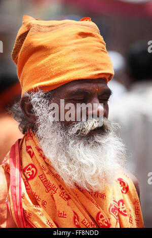 Pune, India - 11 ‎July, ‎2015: un saggio indiano della tradizione indù meditando sul suo modo di un pilgrimmage in India durante la guerra Foto Stock