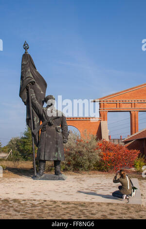 'Era comunista esercito rosso soldato statua (1947) nel Memento Park, Budapest, Ungheria Foto Stock