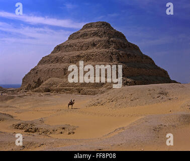 Passo piramide di Djoser (o Zoser), 27 secolo BC, Saqqara, Egitto, Africa Foto Stock