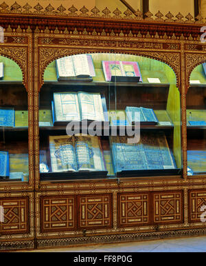 Vetrina con vecchi libri del Corano, il museo di arte islamica al Cairo, Egitto, Africa Foto Stock