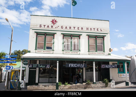 Camper e Star e Garter Hotel pub,bar,in Coromandel Town,Penisola di Coromandel,l'isola nord,Nuova Zelanda,Pacifico. Foto Stock