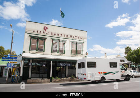 Camper e Star e Garter Hotel pub,bar,in Coromandel Town,Penisola di Coromandel,l'isola nord,Nuova Zelanda,Pacifico. Foto Stock