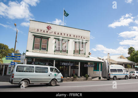 Camper e Star e Garter Hotel pub,bar,in Coromandel Town,Penisola di Coromandel,l'isola nord,Nuova Zelanda,Pacifico. Foto Stock