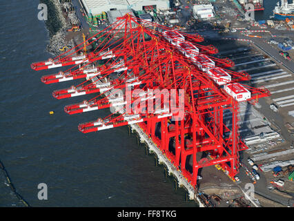 Vista aerea di 'Mersey Gateway' gru rosso a Seaforth Dock, Liverpool, Regno Unito Foto Stock