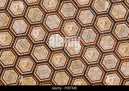 Il soffitto della sala Plaza de Espana decorata con bellissime piastrelle. Famoso punto di riferimento a Siviglia, in Andalusia, Spagna. Renaissanc Foto Stock