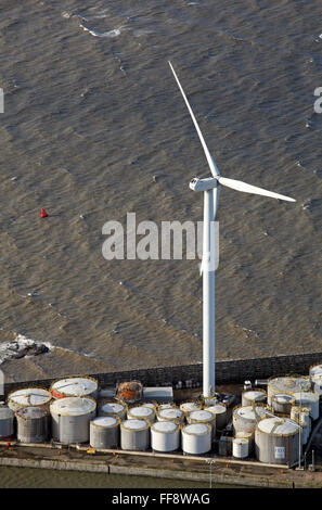 Una grande turbina eolica windmill e serbatoi di stoccaggio a Seaforth Dock, Liverpool, Regno Unito Foto Stock