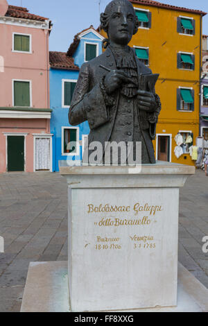 Statua di Baldassare Galuppi nella piazza della città Burano Italia Foto Stock