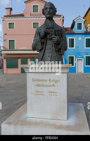 Statua di Baldassare Galuppi nella piazza della città Burano Italia Foto Stock