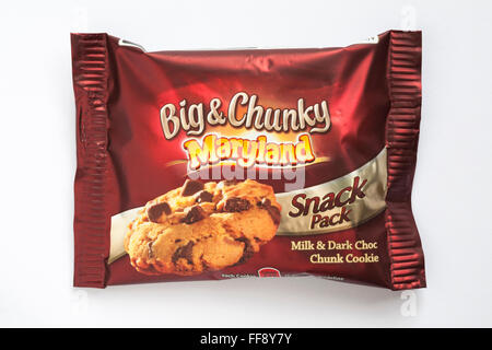 Big & Chunky Maryland snack pack milk & dark choc chunk cookie isolati su sfondo bianco Foto Stock