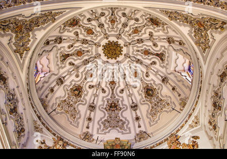 MALAGA, Spagna - 31 Maggio 2015: la cupola barocca nella Iglesia del Santiago Apostol chiesa. Foto Stock