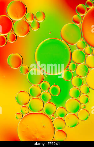 Olio su acqua con sfondo colorato Foto Stock