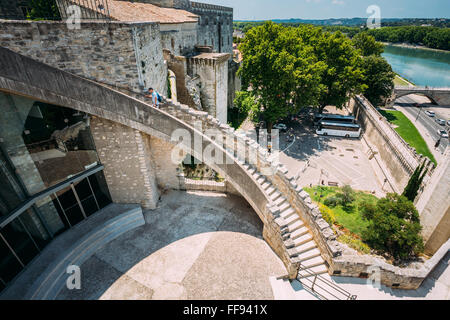 L'uomo salite le scale per le mura della fortezza vicino al Papa nel palazzo di Avignone, Francia. Foto Stock