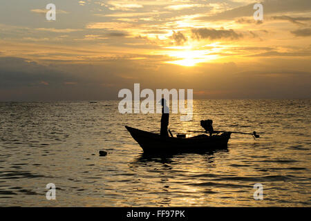Thai barca da pesca stagliano tramonto, isola di Koh Phangan / Koh Phangan, parte dell'Arcipelago Chumphon in Thailandia Foto Stock