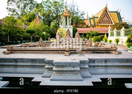 Mini modello di Ankor Wat presso il Palazzo Reale di Phnom Penh Cambogia Foto Stock