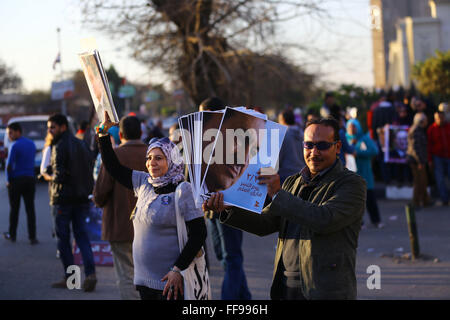 Il Cairo. Xi Febbraio, 2016. I sostenitori di Egitto dell ex Presidente Hosni Mubarak poster in attesa durante una manifestazione di protesta che segna il quinto anniversario di Mubarak Le dimissioni di Maadi al di fuori delle Forze Armate Ospedale del Cairo in Egitto su Feb.11, 2016. Credito: Ahmed Gomaa/Xinhua/Alamy Live News Foto Stock