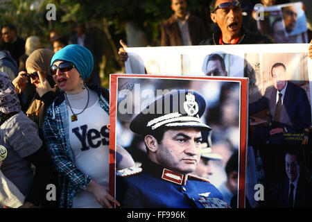 Il Cairo. Xi Febbraio, 2016. I sostenitori di Egitto dell ex Presidente Hosni Mubarak poster in attesa durante una manifestazione di protesta che segna il quinto anniversario di Mubarak Le dimissioni di Maadi al di fuori delle Forze Armate Ospedale del Cairo in Egitto su Feb.11, 2016. Credito: Ahmed Gomaa/Xinhua/Alamy Live News Foto Stock