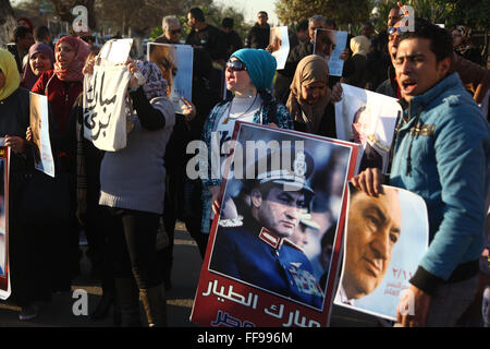 Il Cairo. Xi Febbraio, 2016. I sostenitori di Egitto dell ex Presidente Hosni Mubarak poster in attesa durante una manifestazione di protesta che segna il quinto anniversario di Mubarak Le dimissioni di Maadi al di fuori delle Forze Armate Ospedale del Cairo in Egitto su Feb.11, 2016. Credito: Ahmed Gomaa/Xinhua/Alamy Live News Foto Stock