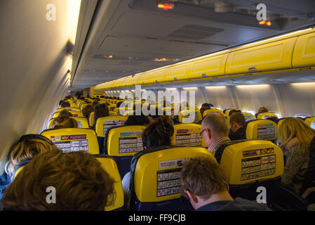 All'interno di aereo da Ryanair con passeggeri Foto Stock