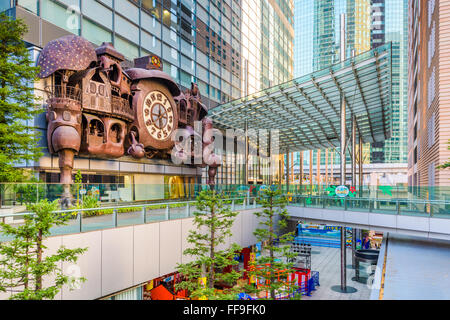 La NTV edificio di fantasia ispirato grande orologio nel quartiere di Shiodome di Tokyo, Giappone. Foto Stock