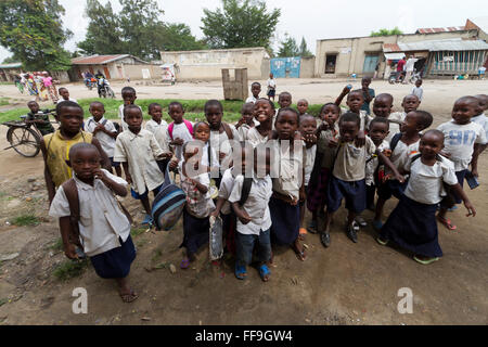 Scolari in strada ,Kiwanja vicino a Rutshuru ,nel nord Kivu, nella Repubblica democratica del Congo, LA REPUBBLICA DEMOCRATICA DEL CONGO,Africa centrale Foto Stock