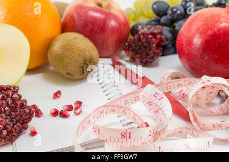 Notebook di frutta e una misura di nastro close up Foto Stock