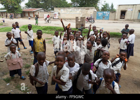 Scolari in strada ,Kiwanja vicino a Rutshuru ,nel nord Kivu, nella Repubblica democratica del Congo, LA REPUBBLICA DEMOCRATICA DEL CONGO,Africa centrale Foto Stock