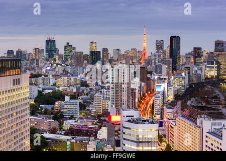 Tokyo, Giappone cityscape verso la Torre di Tokyo. Foto Stock