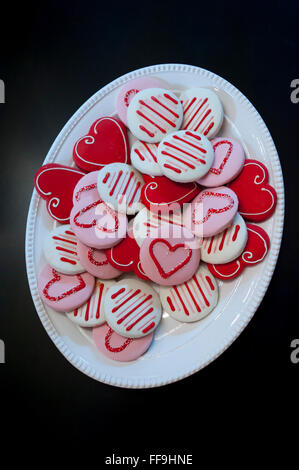 Il giorno di San Valentino biscotti a forma di cuore cookie rosso dolce con Foto Stock