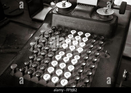 Originali antichi nastri inchiostratori per macchine da scrivere calcolatrice in tonalità seppia. Posizione orizzontale Foto Stock