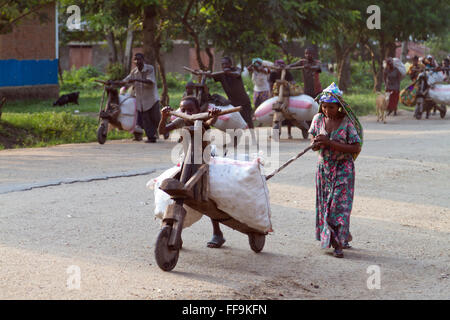 Gli agricoltori tornando dal campo in Kiwanja vicino a Rutshuru Nord Kivu, nella Repubblica democratica del Congo, LA REPUBBLICA DEMOCRATICA DEL CONGO,Africa centrale Foto Stock