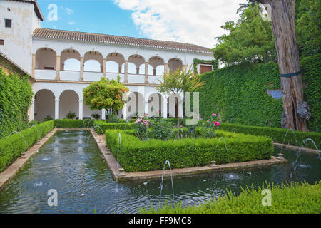 GRANADA, Spagna - 30 Maggio 2015: Il gardnes e Generalife palace di mattina. Foto Stock